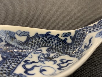 Vijf Chinese blauw-witte en polychrome 'draken' lepels, 19/20e eeuw