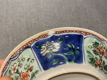 Zes Chinese famille verte koppen en schotels met florale vakverdeling, Kangxi