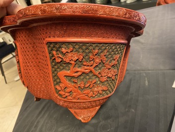 Une jardini&egrave;re quadrilob&eacute;e en laque de Chine en rouge et noir, Qianlong