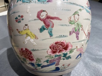 Un pot en porcelaine de Chine famille rose &agrave; d&eacute;cor des 'cent gar&ccedil;ons', Yongzheng