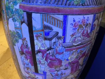 A large Chinese famille rose vase with a court scene and a battle scene, 19th C.