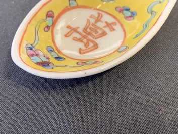 Acht Chinese Canton famille rose en polychrome lepels, 19/20e eeuw