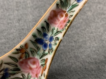 Une paire de cuill&egrave;res en porcelaine de Chine Bencharong pour le march&eacute; thai, 19&egrave;me