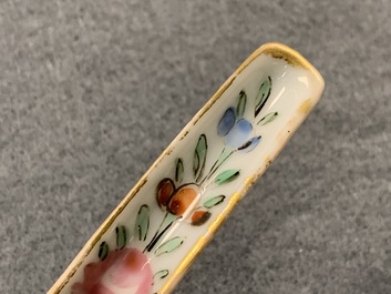 Une paire de cuill&egrave;res en porcelaine de Chine Bencharong pour le march&eacute; thai, 19&egrave;me