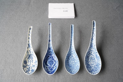 Quatre cuill&egrave;res en porcelaine de Chine en bleu et blanc, 19/20&egrave;me