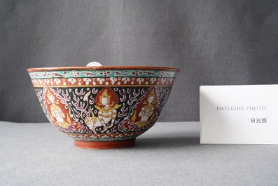 Un bol en porcelaine de Chine Bencharong pour le march&eacute; thai, 19&egrave;me