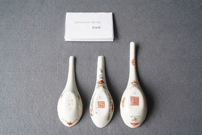 Trois cuill&egrave;res en porcelaine de Chine famille rose, 19/20&egrave;me