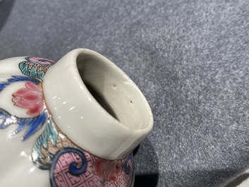 Deux bo&icirc;tes &agrave; th&eacute; en porcelaine de Chine famille rose, Yongzheng