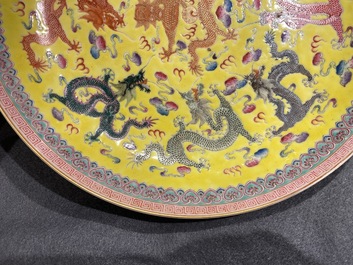Een Chinese famille rose schotel met draken op gele fondkleur, Qianlong merk, Republiek