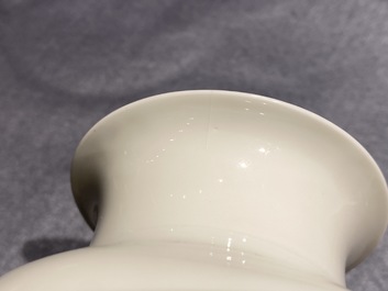 Une paire de vases en porcelaine de Chine famille rose coquille d'oeuf, R&eacute;publique