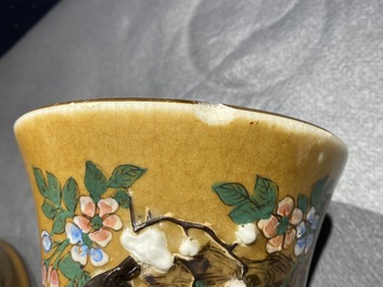 Une paire de vases en porcelaine de Chine dite 'de Nankin' &agrave; d&eacute;cor de Li Tieguai, 19&egrave;me