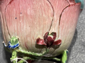 Une tasse et soucoupe et un bol de forme magnolia en porcelaine de Chine famille rose, Yongzheng