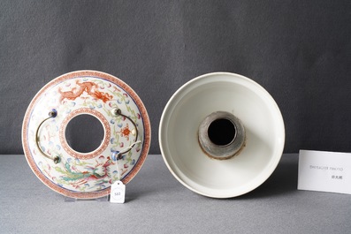 Un pot couvert en porcelaine de Chine famille rose pour le march&eacute; Straits ou Peranakan, 19/20&egrave;me