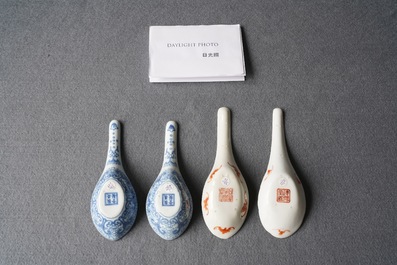 Quatre cuill&egrave;res en porcelaine de Chine famille rose et en bleu et blanc, 19&egrave;me