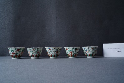 Onze tasses et treize soucoupes en porcelaine de Chine famille verte, Kangxi