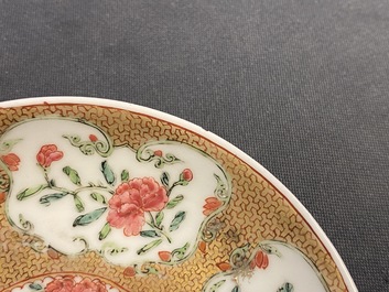 Trois tasses et soucoupes en porcelaine de Chine famille rose, Yongzheng/Qianlong