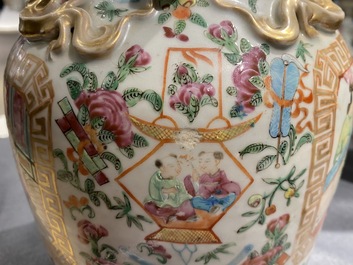 Een paar Chinese Canton famille rose vazen en een enkele vaas, 19e eeuw