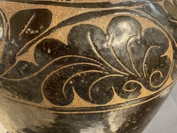 Un grand vase de type Cizhou &agrave; d&eacute;cor floral grav&eacute;, Yuan/Ming