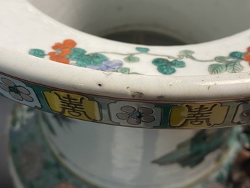 Un grand vase en porcelaine de Chine famille verte &agrave; monture en bronze dor&eacute;, 19&egrave;me
