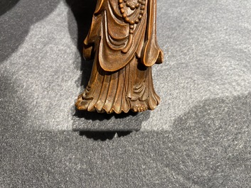 A Chinese carved wooden figure of Guanyin, 18/19th C.