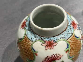 Deux bo&icirc;tes &agrave; th&eacute; en porcelaine de Chine famille rose, Yongzheng