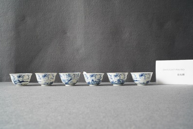 Zes Chinese blauw-witte koppen en schotels met ruiters te paard, Kangxi