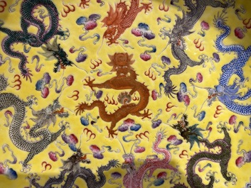Een Chinese famille rose schotel met draken op gele fondkleur, Qianlong merk, Republiek