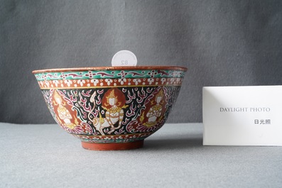 Un bol en porcelaine de Chine Bencharong pour le march&eacute; thai, 19&egrave;me