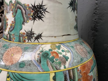 Een grote Chinese famille verte rouleau vaas met vergulde bronzen montuur, 19e eeuw