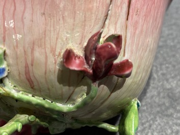 Une tasse et soucoupe et un bol de forme magnolia en porcelaine de Chine famille rose, Yongzheng