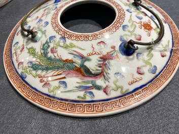 Un pot couvert en porcelaine de Chine famille rose pour le march&eacute; Straits ou Peranakan, 19/20&egrave;me