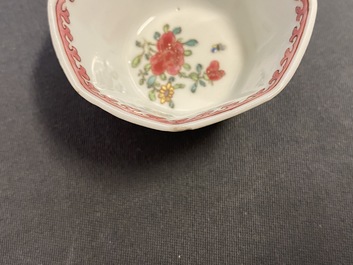 Trois tasses et soucoupes en porcelaine de Chine famille rose, Yongzheng/Qianlong