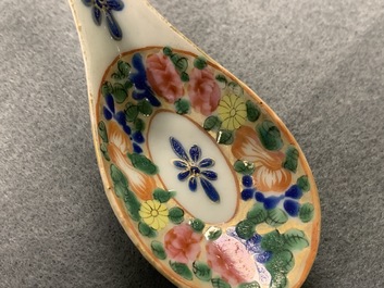 Sept cuill&egrave;res en porcelaine de Chine famille rose de Canton pour le march&eacute; thai, 19&egrave;me