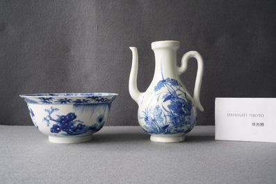 Une verseuse et un bol au tigre en porcelaine de Chine en bleu et blanc, marque et &eacute;poque de Kangxi