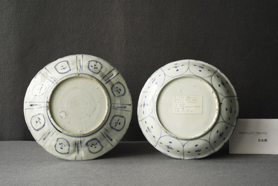 Un plat et deux assiettes en porcelaine de Chine en bleu et blanc de type kraak &agrave; d&eacute;cor de canards, Wanli