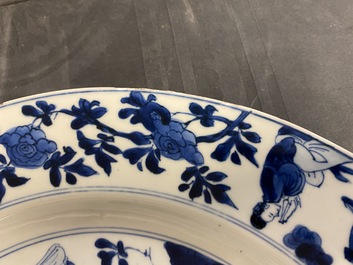 Un plat en porcelaine de Chine en bleu et blanc &agrave; d&eacute;cor de femmes autour d'une jardini&egrave;re, Kangxi