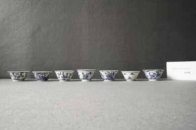 Vingt tasses et vingt-quatre soucoupes en porcelaine de Chine en bleu et blanc, Kangxi