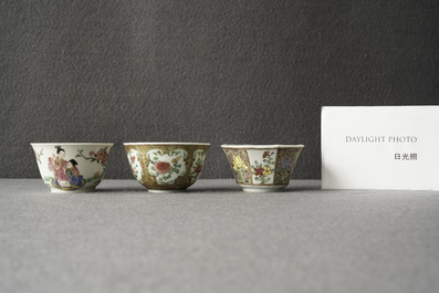 Trois tasses et soucoupes en porcelaine de Chine famille rose, Yongzheng/Qianlong