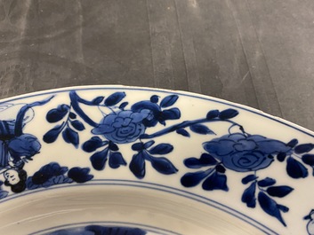 Un plat en porcelaine de Chine en bleu et blanc &agrave; d&eacute;cor de femmes autour d'une jardini&egrave;re, Kangxi