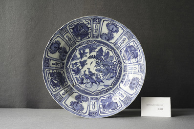 Un plat et deux assiettes en porcelaine de Chine en bleu et blanc de type kraak &agrave; d&eacute;cor de canards, Wanli