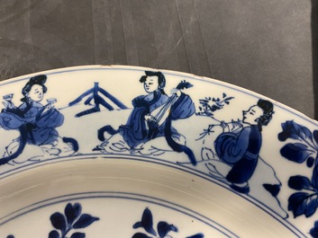 Een Chinese blauw-witte schotel met dames bij een jardini&egrave;re, Kangxi