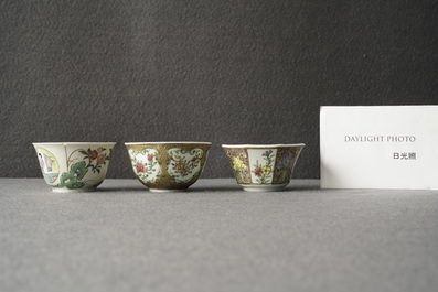 Trois tasses et soucoupes en porcelaine de Chine famille rose, Yongzheng/Qianlong