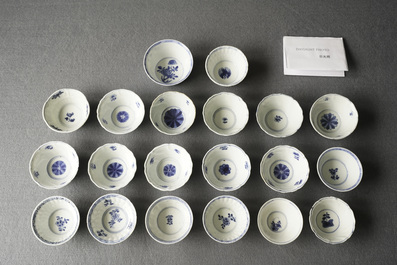 Vingt tasses et vingt-quatre soucoupes en porcelaine de Chine en bleu et blanc, Kangxi