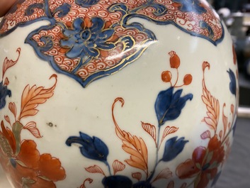 Een paar Chinese Imari-stijl vazen met fazanten, Kangxi