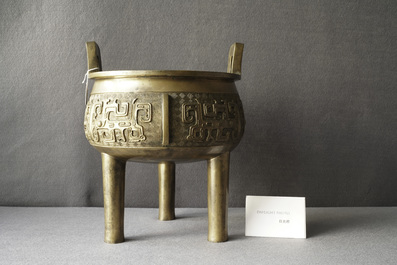 A large Chinese bronze tripod censer, 18/19th C.