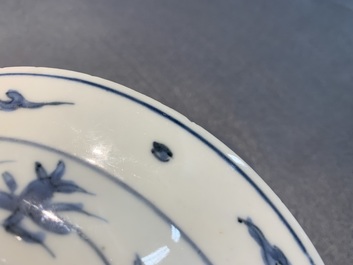 Une assiette en porcelaine de Chine en bleu et blanc &agrave; d&eacute;cor de deux &eacute;cureuils et une grenouille, Wanli