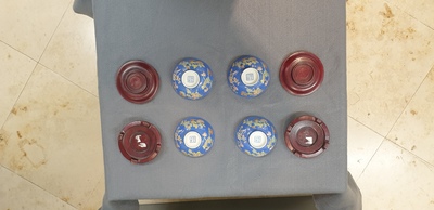 Quatre bols en porcelaine de Chine &agrave; d&eacute;cor floral sur fond bleu, marque de Yongzheng, R&eacute;publique