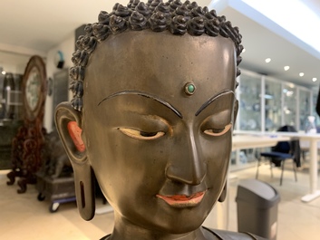 Une tr&egrave;s grande figure de Bouddha en bronze, N&eacute;pal, 18&egrave;me