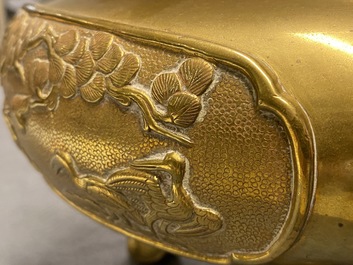 Een grote Chinese bronzen driepotige wierookbrander, 19/20e eeuw