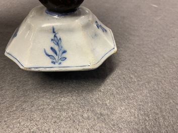 Une garniture de cinq vases en fa&iuml;ence de Delft en bleu et blanc, 18&egrave;me